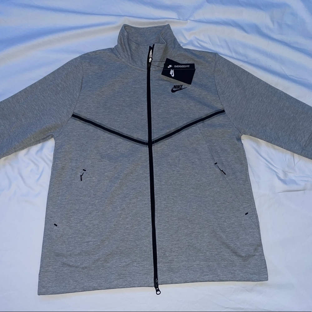 NIKE TECH FLEECE OVERSIZED JACKET
